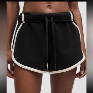 Lululemon, NWT, Scuba Mid-Rise Oversized Short xxxs, 3” Trim 🖤🤍